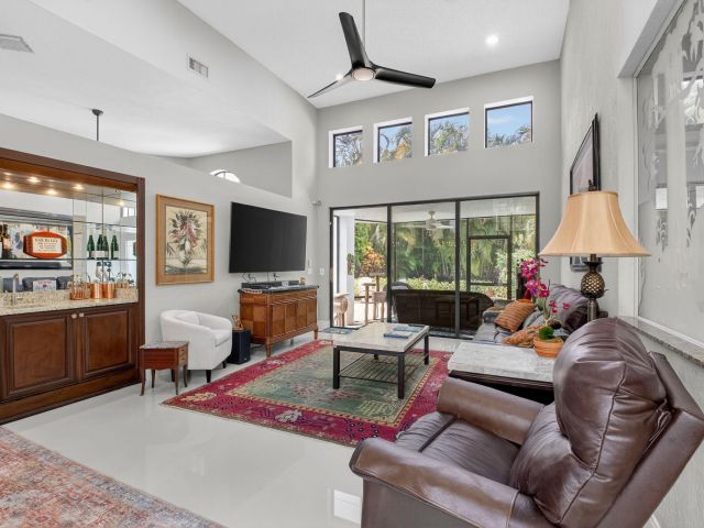 Продажа дома по адресу 2423 NW 63rd Street - фото 6437650