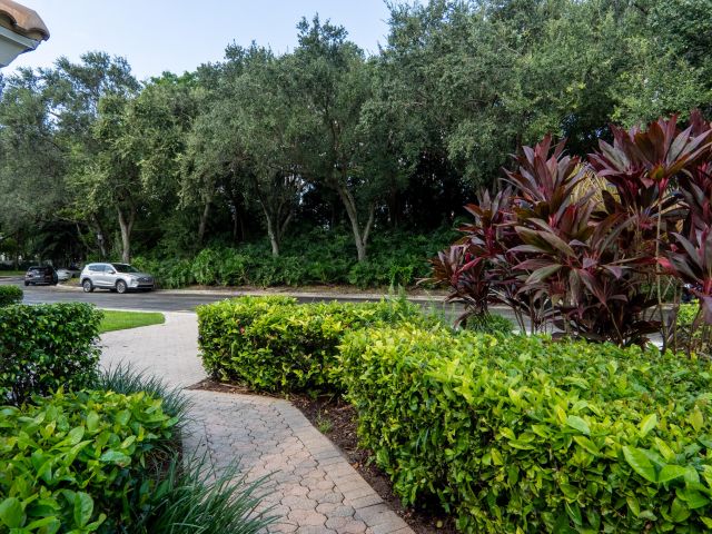 Дом в аренду по адресу 6670 NW 27th Avenue - фото 6421525