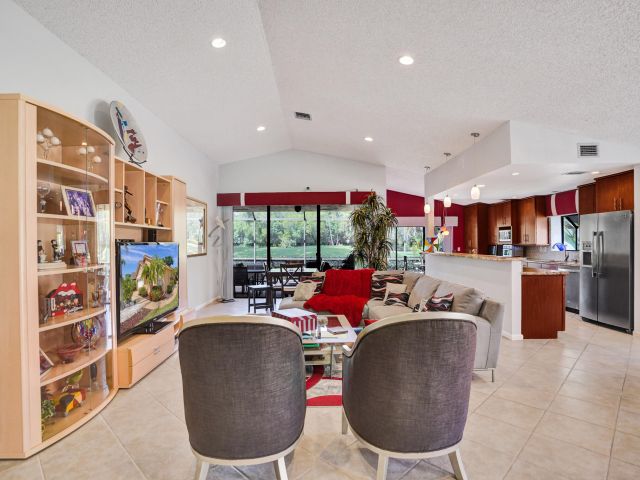 Продажа дома по адресу 11162 Clover Leaf Circle - фото 6421319