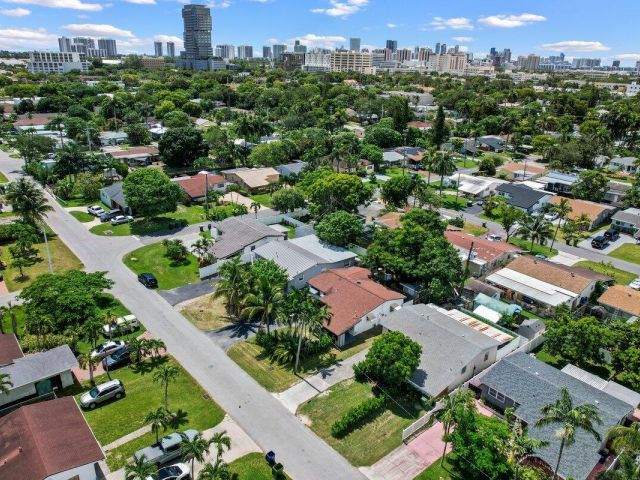 Продажа дома по адресу 313 SW 7th Street - фото 6619970