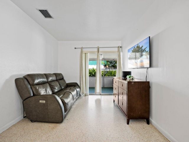 Продажа дома по адресу 313 SW 7th Street - фото 6619981