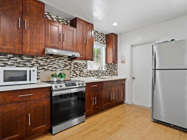 Продажа дома по адресу 313 SW 7th Street - фото 6619982