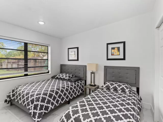 Продажа дома по адресу 12805 NW 6th Avenue - фото 8872444