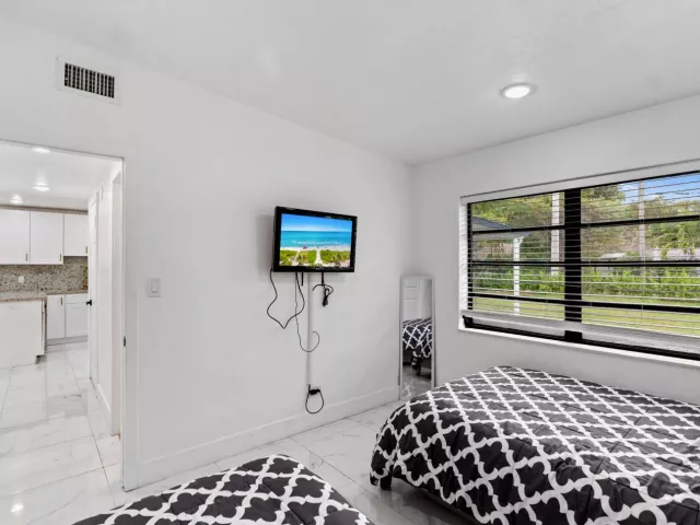 Продажа дома по адресу 12805 NW 6th Avenue - фото 8872445