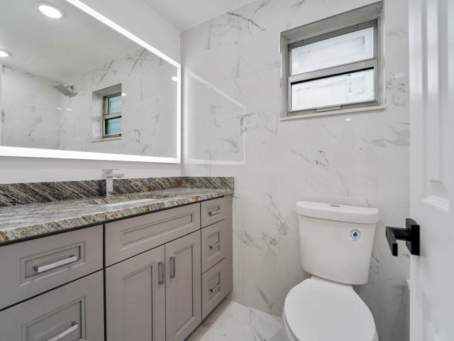 Продажа дома по адресу 12805 NW 6th Avenue - фото 6432654