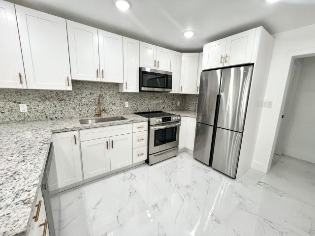 Продажа дома по адресу 12805 NW 6th Avenue - фото 6432661