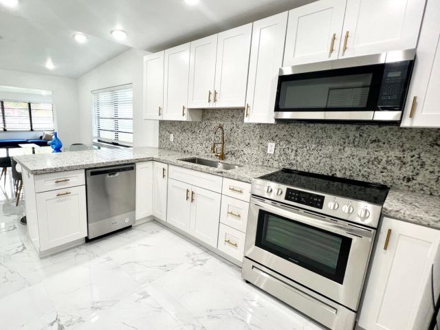 Продажа дома по адресу 12805 NW 6th Avenue - фото 6432662