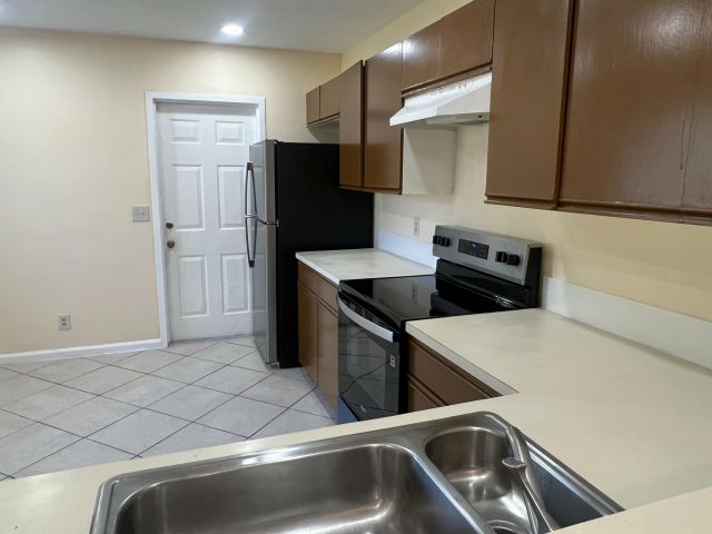 Дом в аренду по адресу 1581 Woodbridge Lakes Circle - фото 6423968