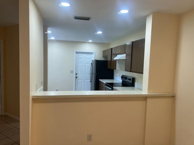 Дом в аренду по адресу 1581 Woodbridge Lakes Circle - фото 6423969