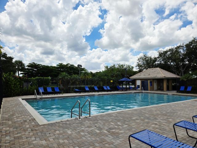 Дом в аренду по адресу 16514 NW 3rd Street - фото 6814645