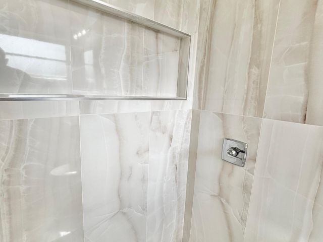 Дом в аренду по адресу 2370 NE 4th Avenue - фото 6539689