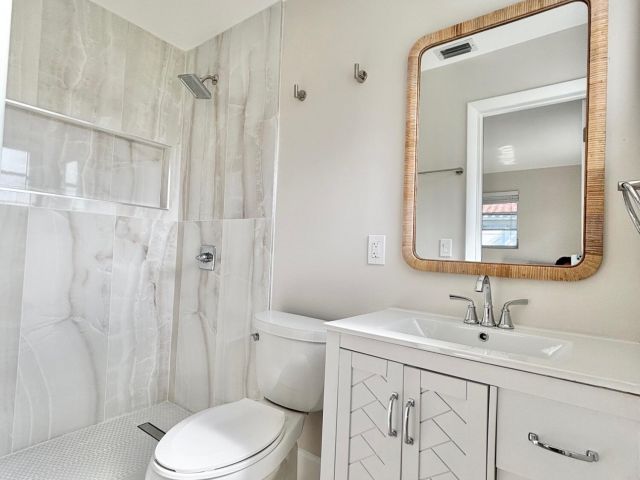 Дом в аренду по адресу 2370 NE 4th Avenue - фото 6539692