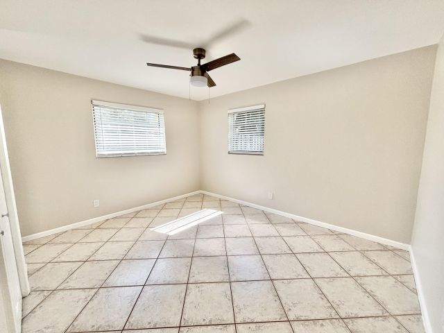 Дом в аренду по адресу 2370 NE 4th Avenue - фото 6539694