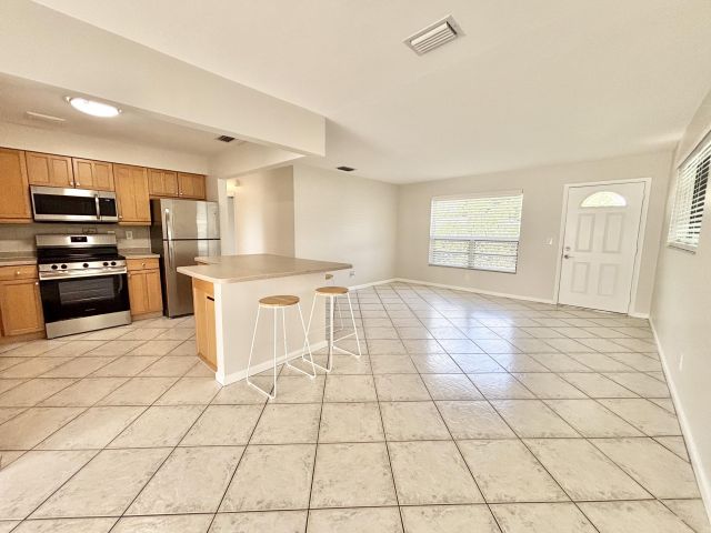 Дом в аренду по адресу 2370 NE 4th Avenue - фото 6539696