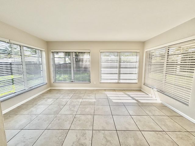 Дом в аренду по адресу 2370 NE 4th Avenue - фото 6539697