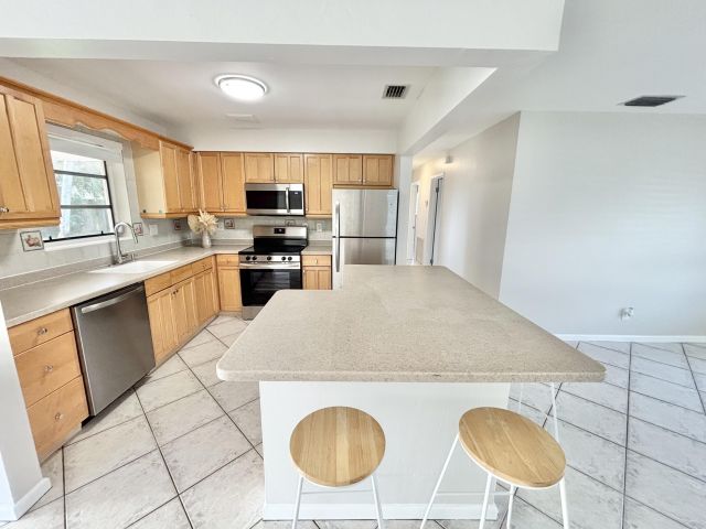 Дом в аренду по адресу 2370 NE 4th Avenue - фото 6539698