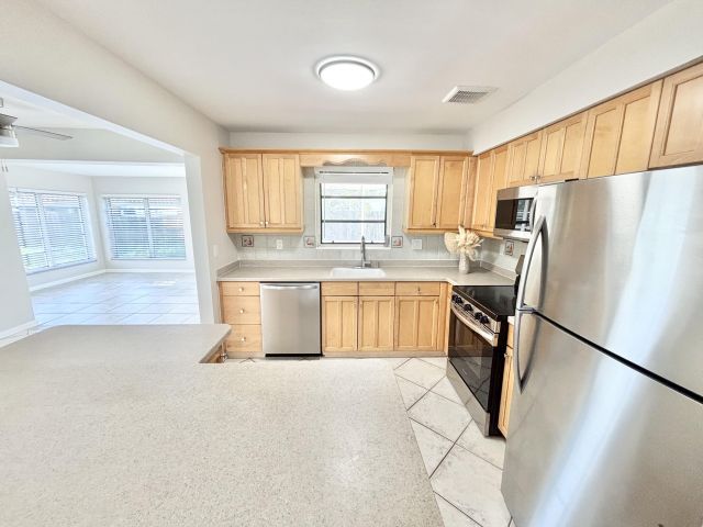 Дом в аренду по адресу 2370 NE 4th Avenue - фото 6539699