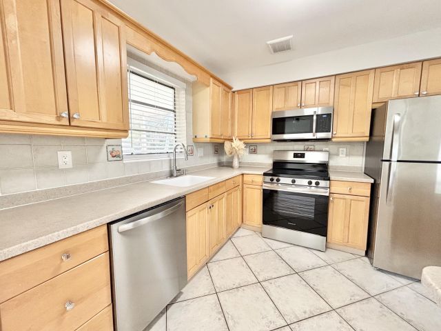 Дом в аренду по адресу 2370 NE 4th Avenue - фото 6539700