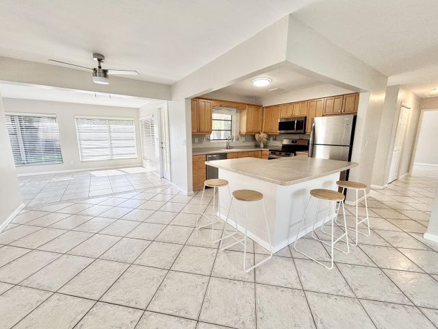 Дом в аренду по адресу 2370 NE 4th Avenue - фото 6539701