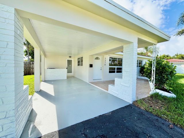 Дом в аренду по адресу 2370 NE 4th Avenue - фото 6539704