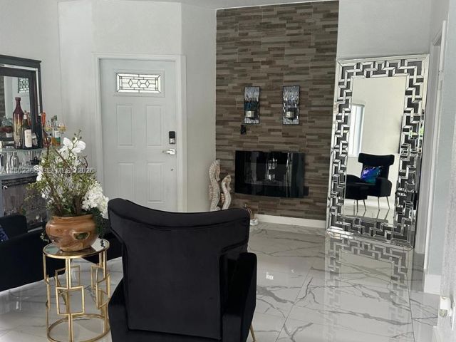 Продажа дома по адресу 318 NE 31st Ave - фото 7460236