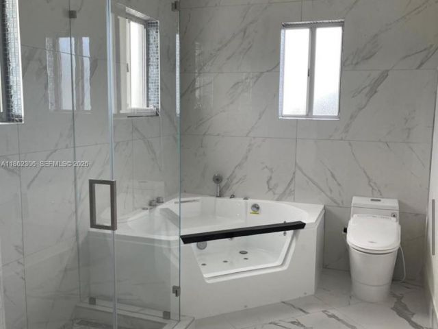 Продажа дома по адресу 318 NE 31st Ave - фото 7460242