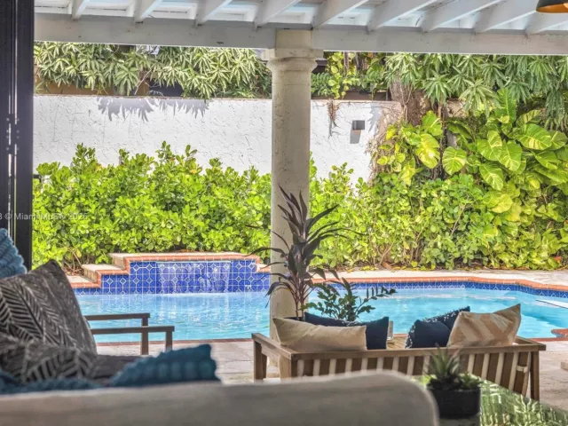 Дом в аренду по адресу 341 SW 21st Rd - фото 6438161