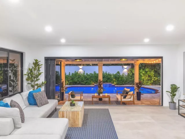 Дом в аренду по адресу 341 SW 21st Rd - фото 6438151