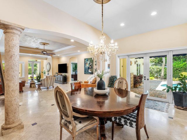 Продажа дома по адресу 125 NE 10th Street - фото 6440450