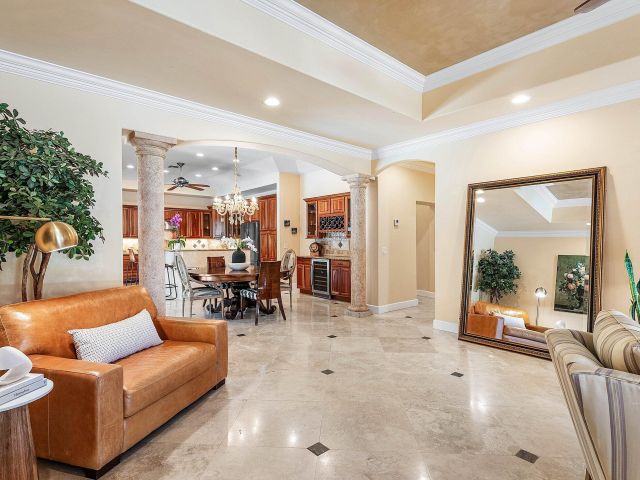 Продажа дома по адресу 125 NE 10th Street - фото 6440452