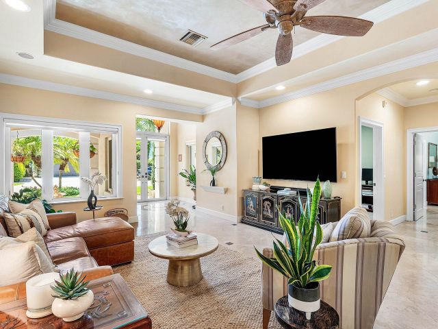 Продажа дома по адресу 125 NE 10th Street - фото 6440453