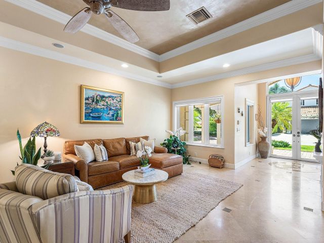 Продажа дома по адресу 125 NE 10th Street - фото 6440454