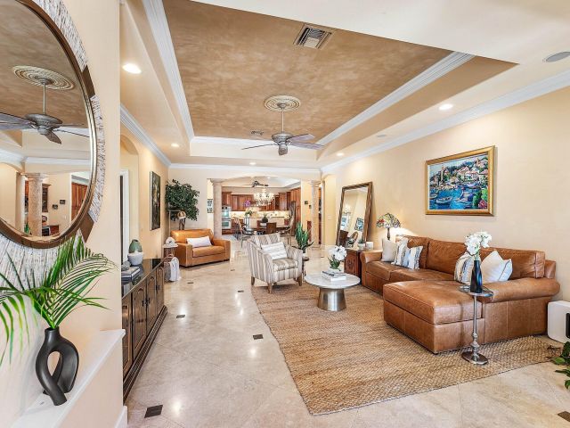 Продажа дома по адресу 125 NE 10th Street - фото 6440456