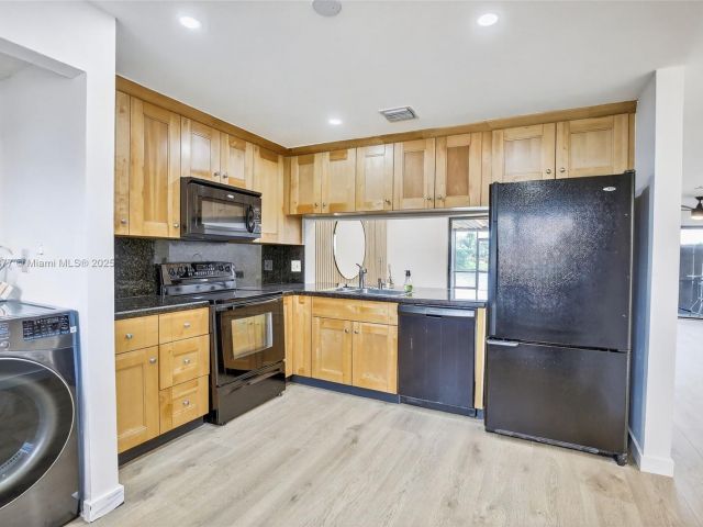 Продажа дома по адресу 340 SW 97th Ave - фото 7444509