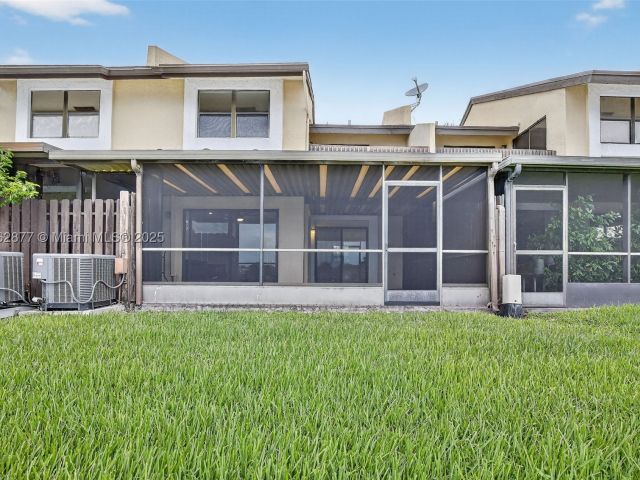 Продажа дома по адресу 340 SW 97th Ave - фото 9322534