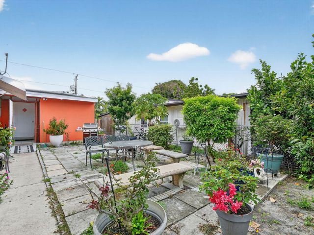 Продажа дома по адресу 1007 Almeria Road - фото 6533590