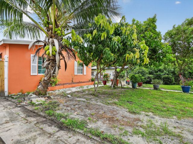 Продажа дома по адресу 1007 Almeria Road - фото 6533591