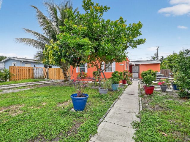 Продажа дома по адресу 1007 Almeria Road - фото 6533592