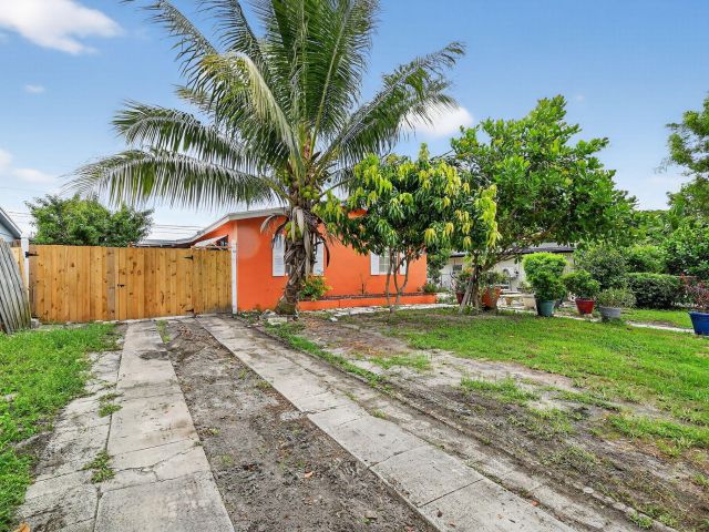 Продажа дома по адресу 1007 Almeria Road - фото 6533593