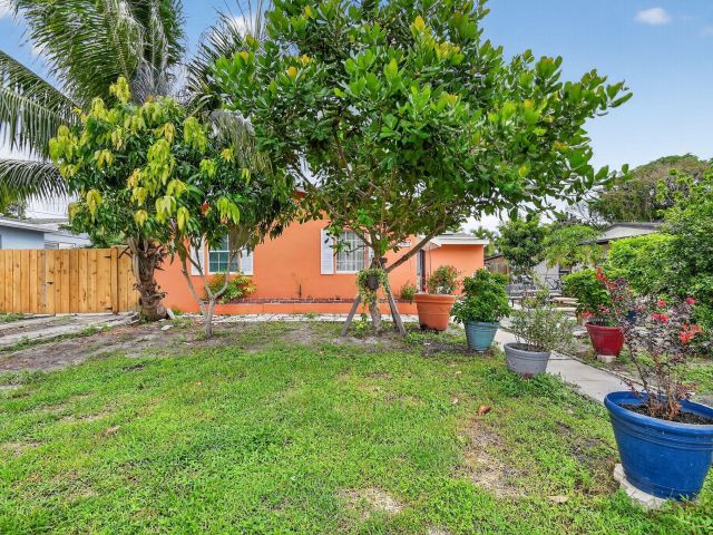 Продажа дома по адресу 1007 Almeria Road - фото 6533594