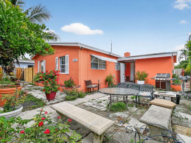 Продажа дома по адресу 1007 Almeria Road - фото 6533596