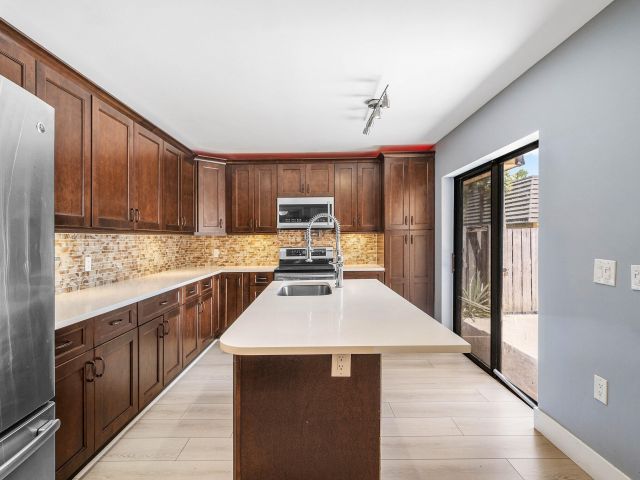 Дом в аренду по адресу 624 6th Way - фото 6443160