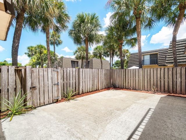 Дом в аренду по адресу 624 6th Way - фото 6443166