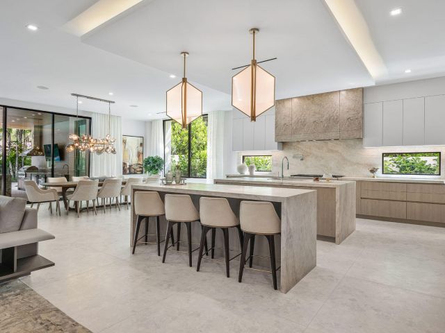 Продажа дома по адресу 217 Thatch Palm Drive - фото 6538199