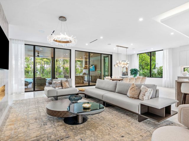 Продажа дома по адресу 217 Thatch Palm Drive - фото 6538206