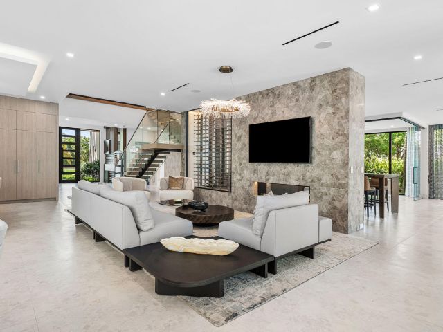 Продажа дома по адресу 217 Thatch Palm Drive - фото 6538209