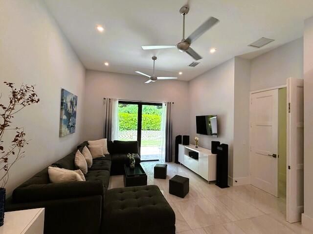 Дом в аренду по адресу 2523 Oceanview Avenue E - фото 6445200