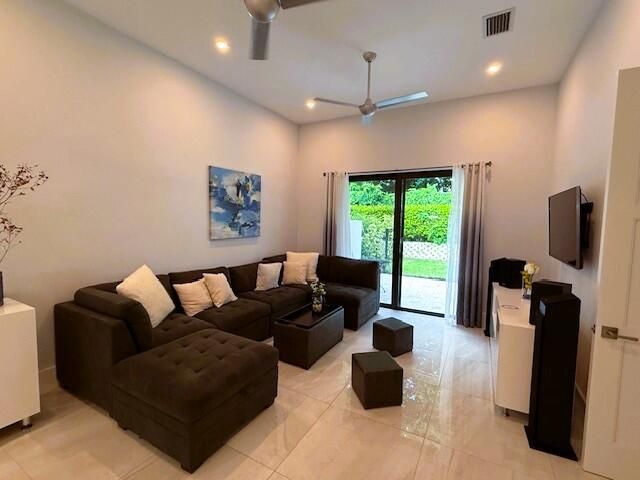 Дом в аренду по адресу 2523 Oceanview Avenue E - фото 6445205