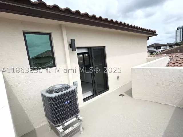 Продажа дома по адресу 4867 NW 84th Ave - фото 9058858