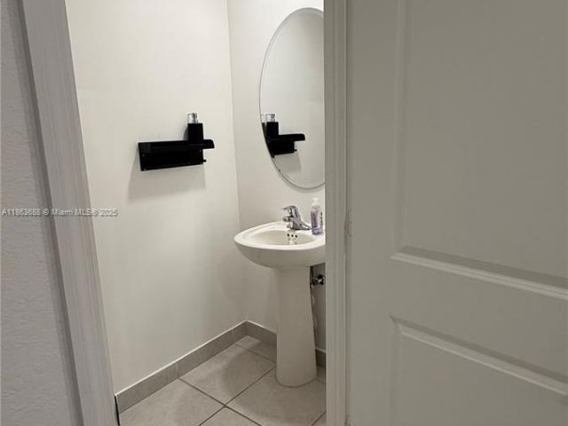 Дом в аренду по адресу 947 NE 211th St 947 - фото 7514093